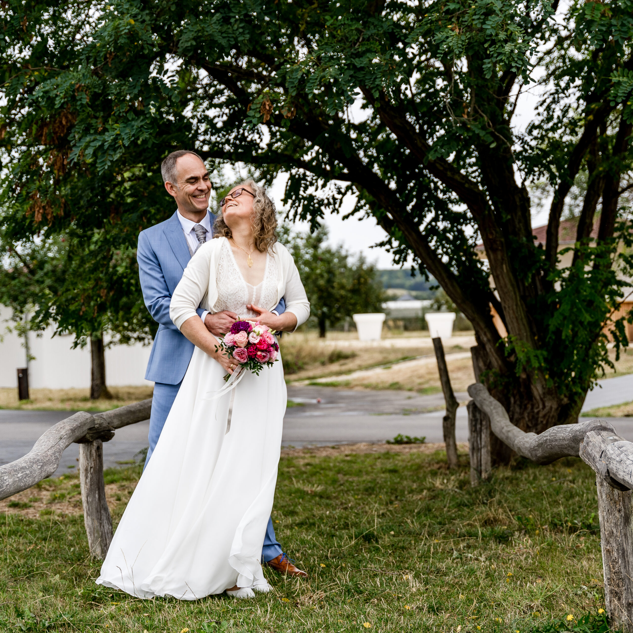 Brautpaar unter Baum  Hochzeit; Hochzeitsfotografin; Hochzeitsfotografie;_Bonn_Sankt-Augustin_Katharina-Hopmann-Fotografie; Hochzeitsreportage