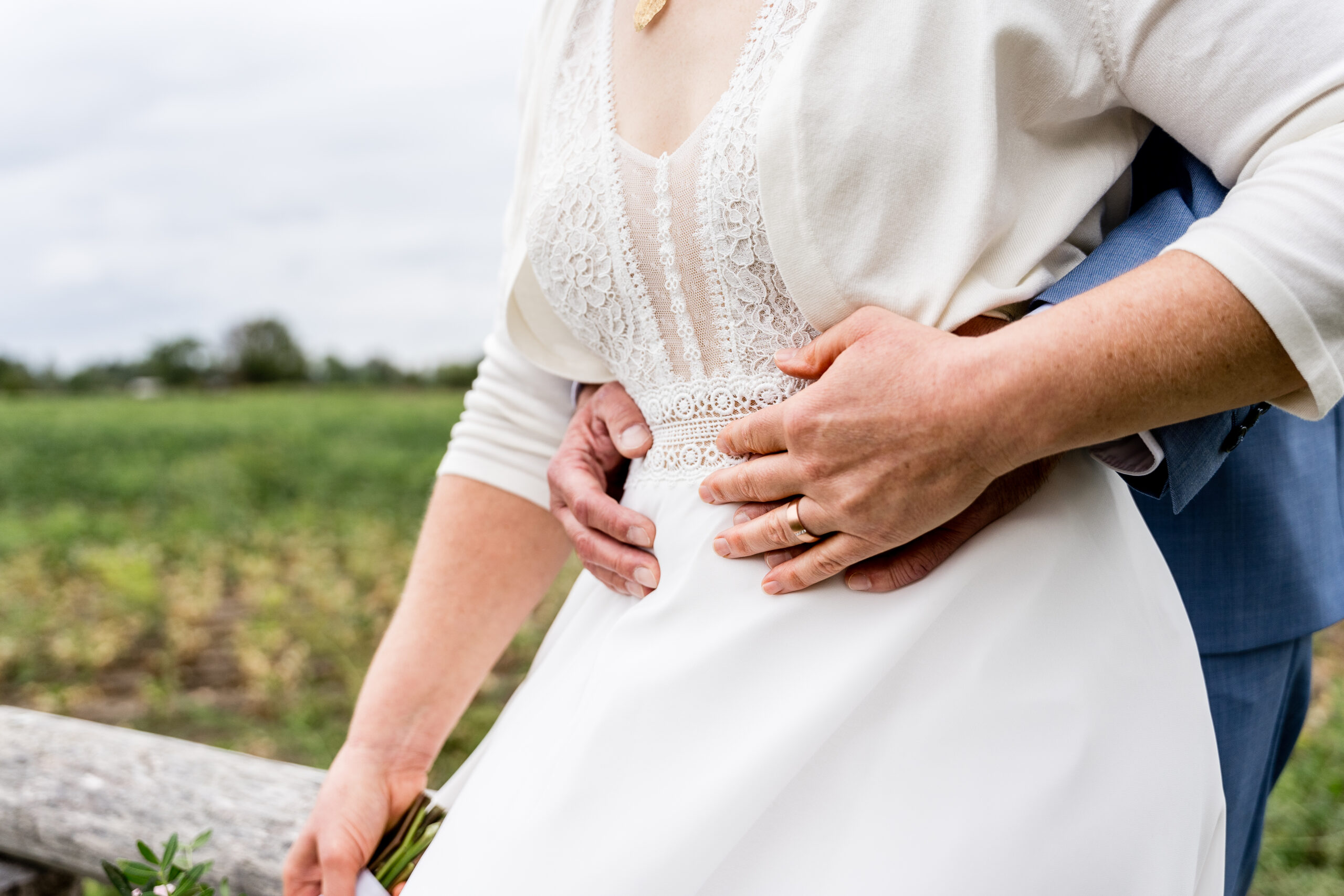 Spitze Kleid, Hände an Hüfte  Hochzeit; Hochzeitsfotografin; Hochzeitsfotografie;_Bonn_Sankt-Augustin_Katharina-Hopmann-Fotografie; Hochzeitsreportage