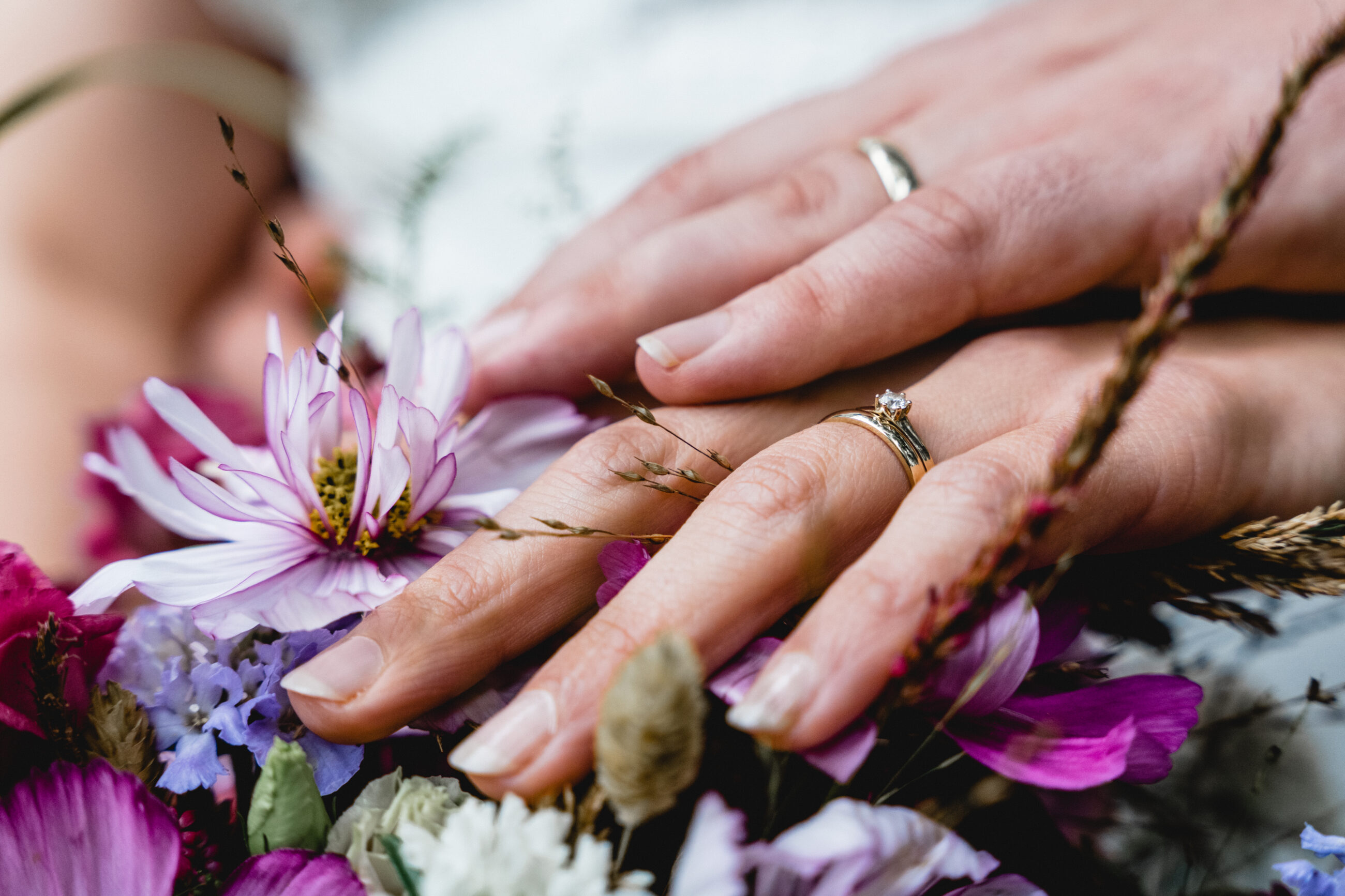 Hände, Brautstrauß, Hochzeitsringe, Trauringe, Blumen, lila, rosa, Fotografie
